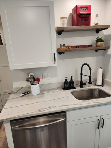 Cozy updated 2-bedroom Apt. close to shopping, restaurants, 2 miles to beaches.