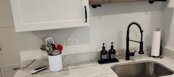 Cozy updated 2-bedroom Apt. close to shopping, restaurants, 2 miles to beaches.