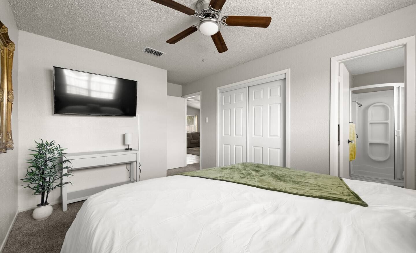 2 slaapkamers, een bureau, een strijkplank/strijkijzer, gratis wifi