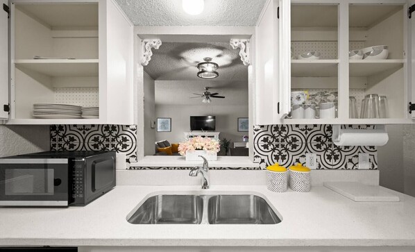 Fridge, microwave, oven, stovetop - Cozy 2BDR 2 BA+Near Airport+Refineries+Extd Stays (Corpus Christi)