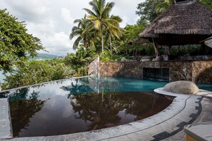 2 albercas al aire libre 