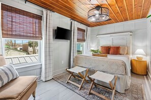 3 bedrooms, iron/ironing board, travel cot, free WiFi - Two homes + pool/hot tub featured on Discovery+ (Galveston)