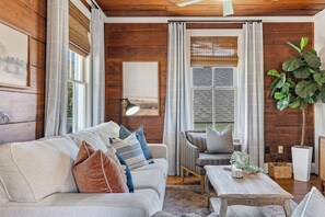 Smart TV - Two homes + pool/hot tub featured on Discovery+ (Galveston)