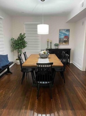 Dining - Lovely Home in Chestertown Which Sleeps 7 - Free EV Charging for guest (Chestertown)