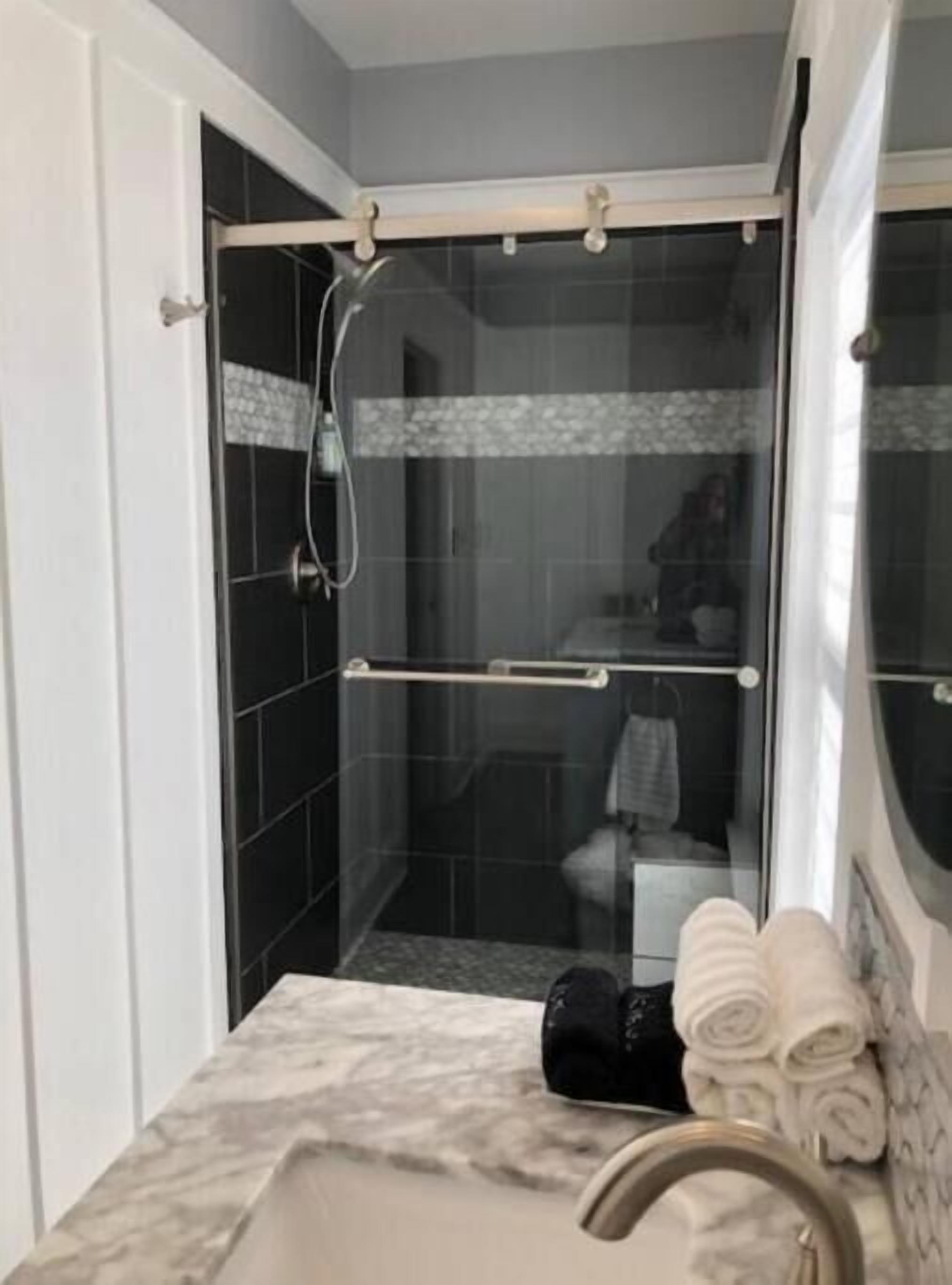 Een douche, een haardroger, handdoeken, zeep