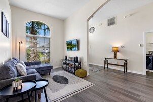 家庭独立别墅 | 起居区 | 55-英寸智能电视 （配备数码频道）、流媒体服务