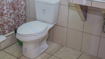Comfort Single Room | Bathroom | Free toiletries, towels