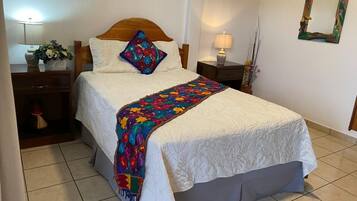 Comfort Single Room | Individually decorated, individually furnished, desk, laptop workspace