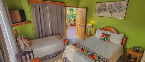 Chambre triple familiale | Décor unique, ameublement unique, bureau