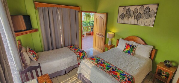 Quarto triplo família | Individualmente decorados, individualmente mobiliados, escrivaninha