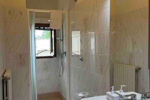 Dusche, Haartrockner, Bidet, Handtücher