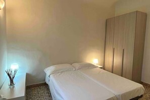 3 habitaciones, escritorio y tabla de planchar con plancha