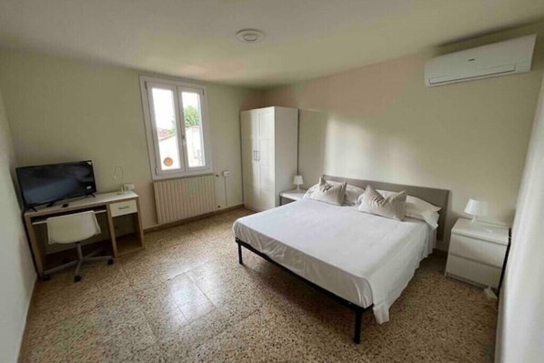 3 Schlafzimmer, Schreibtisch, Bügeleisen/Bügelbrett, Reisekinderbett