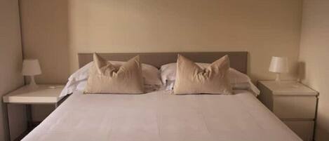 3 Schlafzimmer, Schreibtisch, Bügeleisen/Bügelbrett, Reisekinderbett