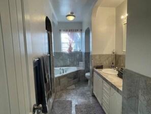 Douche, sĂšche-cheveux, serviettes fournies, savon