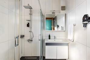 Eco-friendly toiletries, hair dryer, bidet, towels