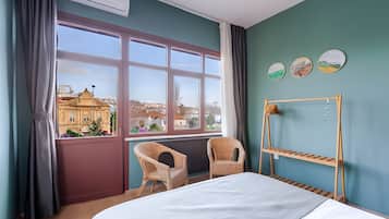 7 slaapkamers, een kluis op de kamer, een bureau