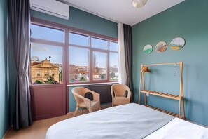 7 Schlafzimmer, Zimmersafe, Schreibtisch, Bügeleisen/Bügelbrett