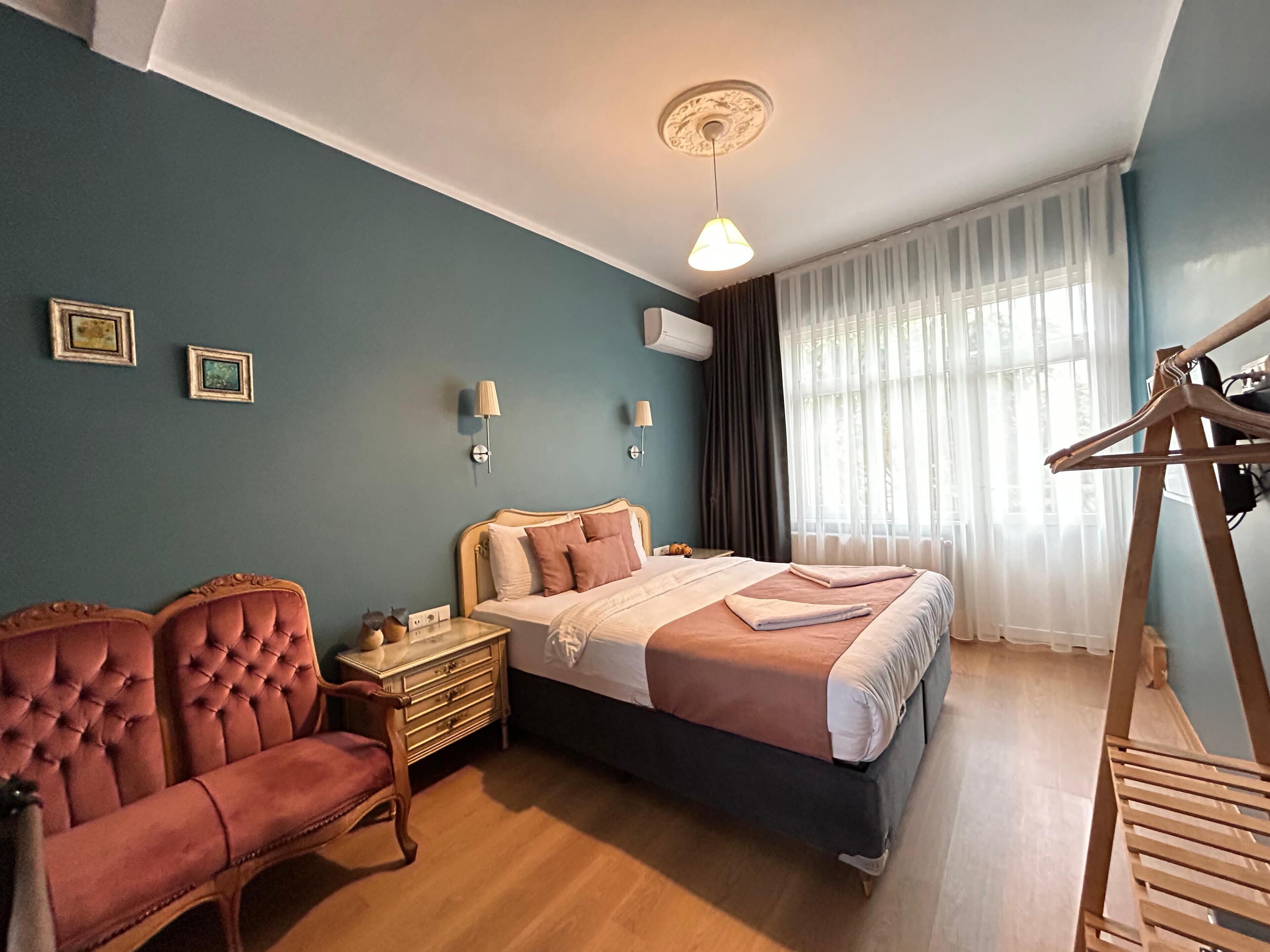 7 chambres, coffres-forts dans les chambres, bureau