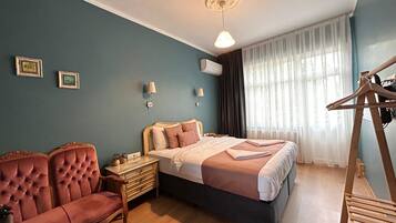 7 chambres, coffres-forts dans les chambres, bureau