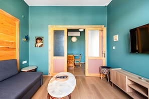 Smart TV - Panoramic Terrace Oasis: Stunning Sea Views and Iconic Landmarks in Balat (İstanbul)