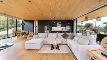 Tv, eldstad och kontor