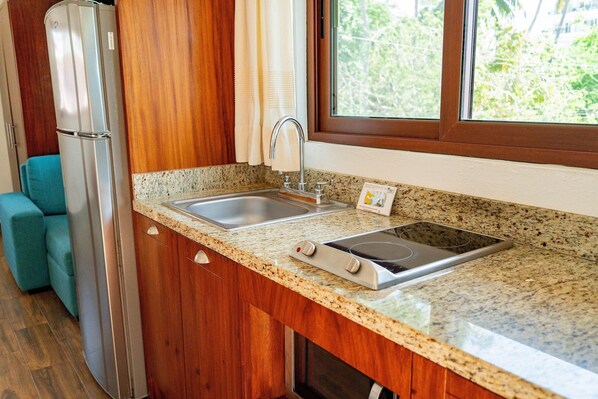 Køleskab, mikrobølgeovn, kaffe-/temaskine, brødrister