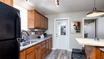 Microondas, horno, parrilla de estufa y lavavajillas