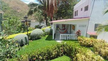 Vista frontal de la propiedad