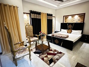 5 bedrooms, desk, iron/ironing board, free WiFi