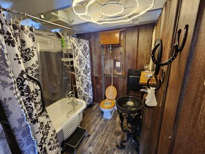 Hair dryer, towels, soap, shampoo - The Stable at Windmill Ridge Farm (Fredonia)