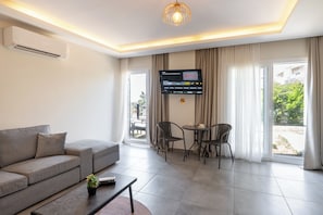 Basic Apartment, 2 Double Beds, Kitchen, Garden View | Living area