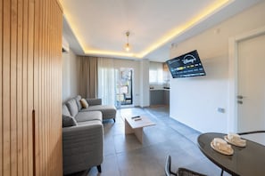 Basic Apartment, 1 Double Bed, Kitchen, Garden View | Living area