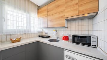 Basic Apartment, 1 Double Bed, Kitchen, Garden View | Private kitchen | Mini-fridge, coffee/tea maker, electric kettle, high chair