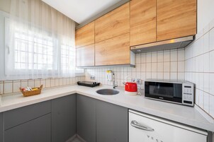 Apartamento básico, 1 cama de casal, cozinha, vista para o jardim | Cozinha privada | Frigobar, cafeteira/chaleira, chaleira elétrica, cadeirão de bebê