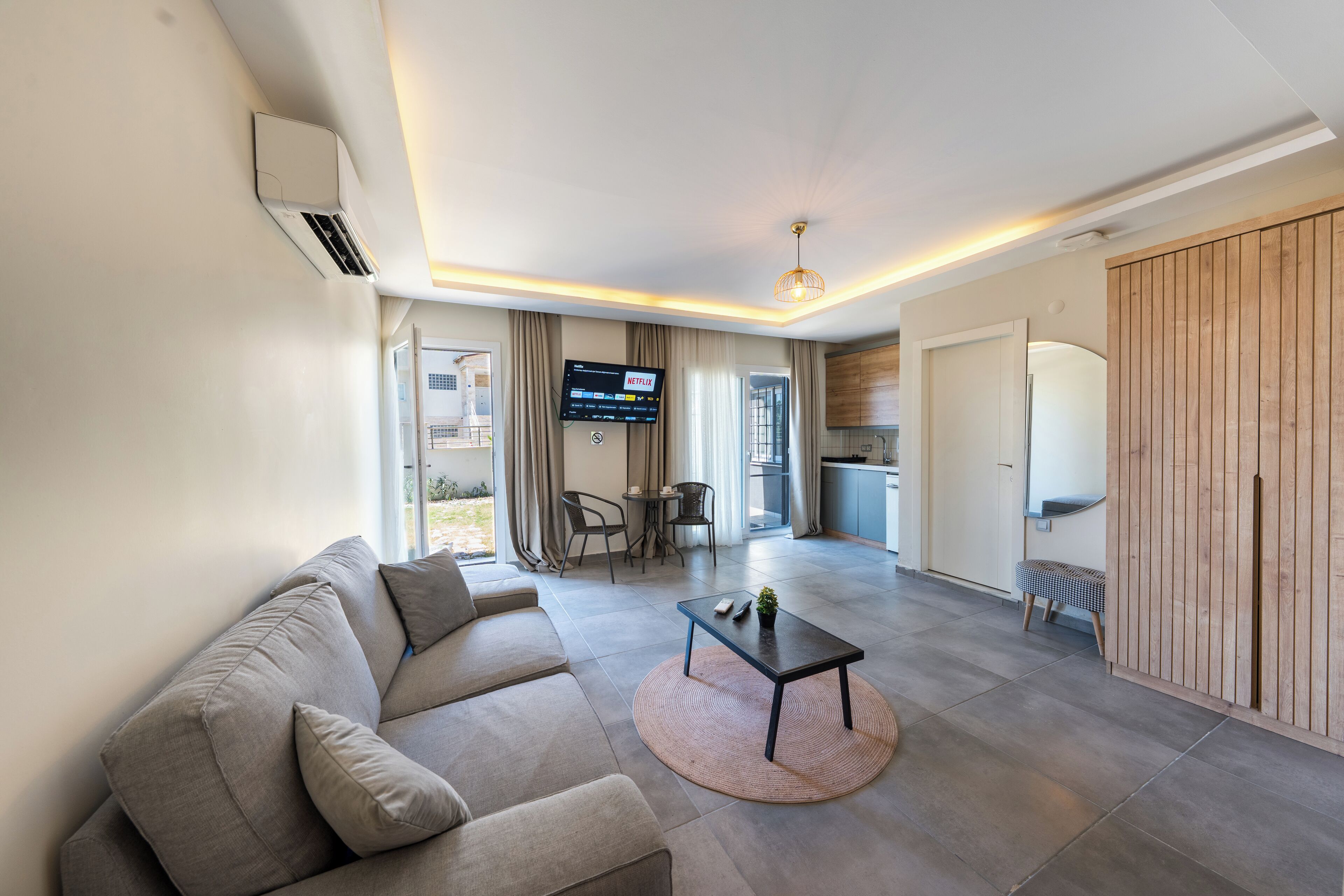 Apartamento básico, 2 camas de casal, cozinha, vista para o jardim | Área de estar | Smart TV 42 polegadas com canais digitais