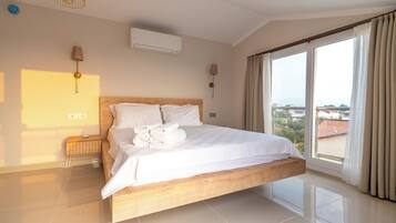 Un dormitorio moderno con una cama de madera, ropa de cama blanca y un amplio ventanal con cortinas.