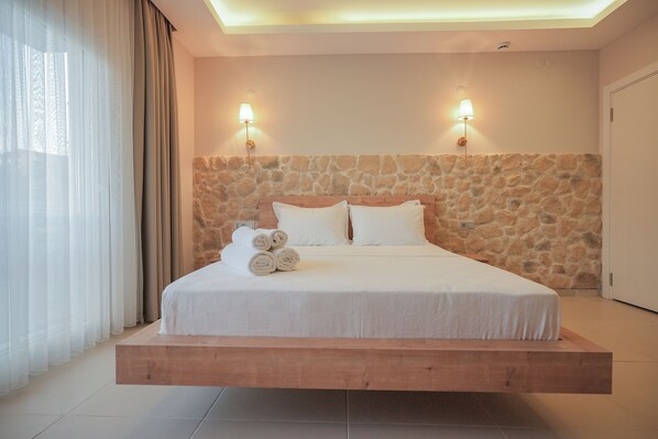 Habitación Confort doble, 1 cama doble, vistas al jardín | Baño | Ducha y cabezal de ducha tipo lluvia