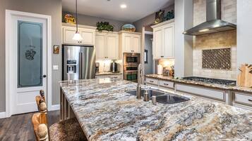 雪櫃、微波爐、焗爐、爐具