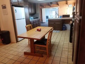 Fridge, oven - Winter Wonderland! 310 Remote Acres, Vintage House (Doyle)