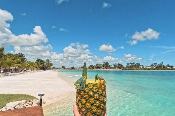Nær stranden og strandhåndklær
