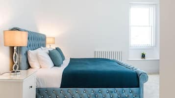 2 quartos, escrivaninha, ferros/tábuas de passar roupa, berço de viagem