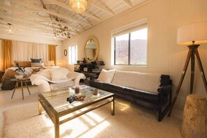 Books - Luxe Lakeside Loft w/ Hot Tub Historic Radio Tower (Colorado City)