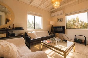 Books - Luxe Lakeside Loft w/ Hot Tub Historic Radio Tower (Colorado City)