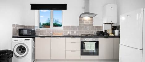 冷蔵庫、電子レンジ、オーブン、コンロ