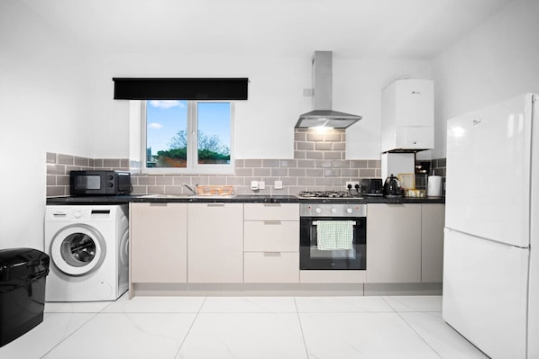 Jääkaappi, mikroaaltouuni, uuni, liesi