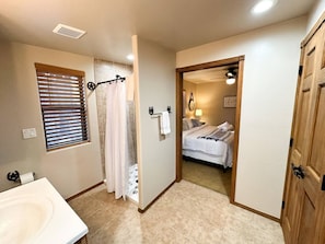 2 habitaciones, tabla de planchar con plancha y cuna de viaje