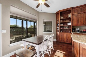 Dining - Lake View Hot Tub Fire Pit & Outdoor Family Seating (Canyon Lake)