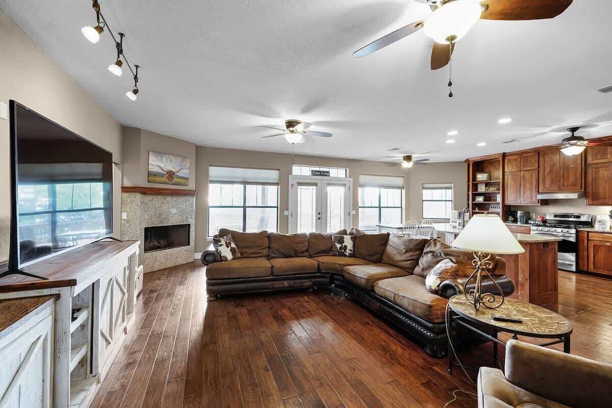 Télévision, cheminée, espaces bureaux