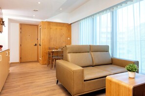 Desk, iron/ironing board, free WiFi, bed sheets - Shama Hub Metro South Hong Kong (Hong Kong)